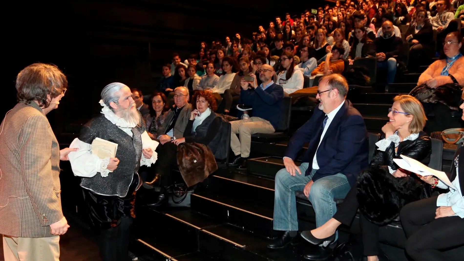 El consejero de Educación, Fernando Rey, asiste a la representación de la obra de teatro educativa Entrevista a Cervantes