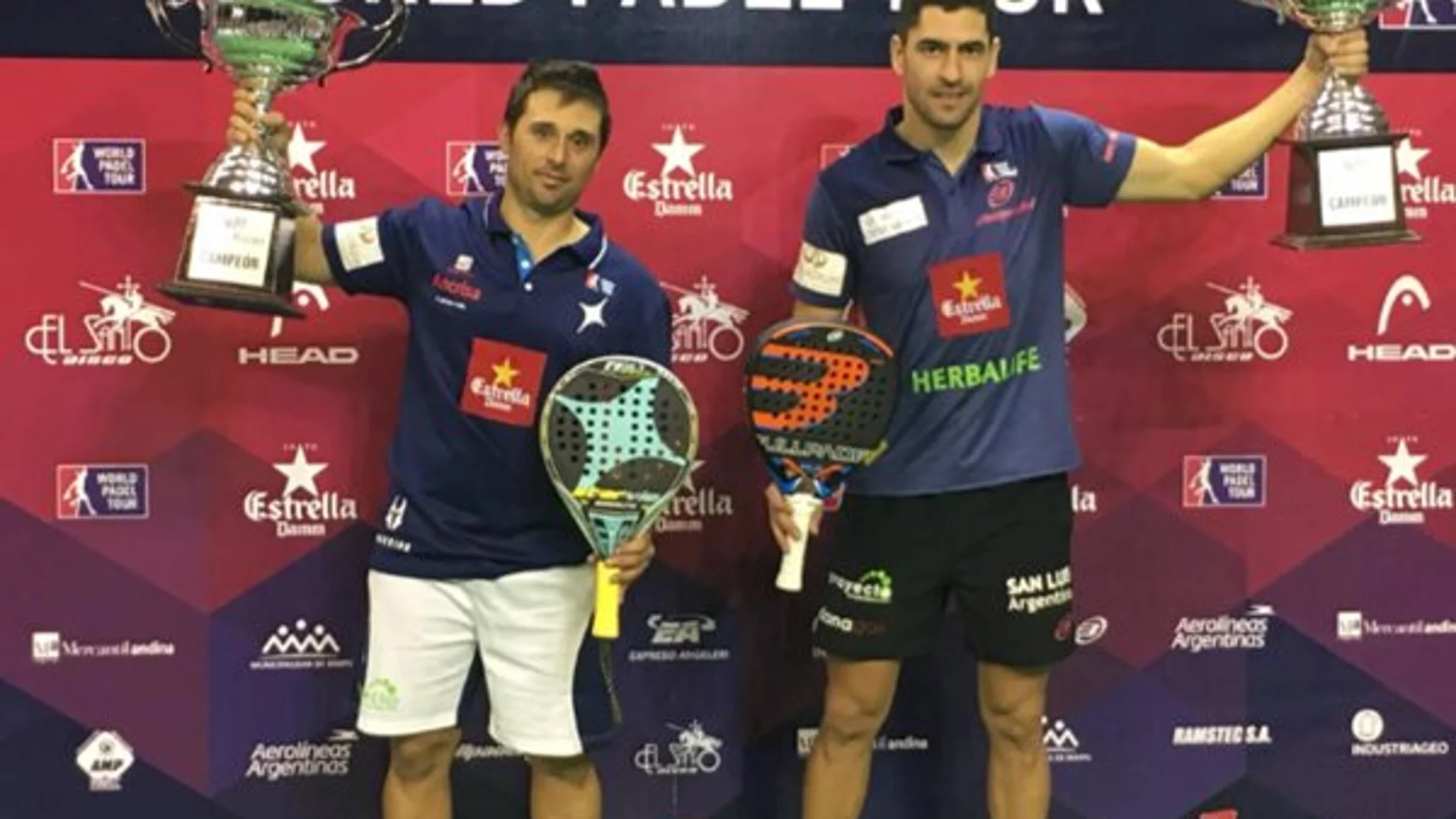 Matías Díaz y Maxi Sánchez, con el trofeo de campeones en Mendoza