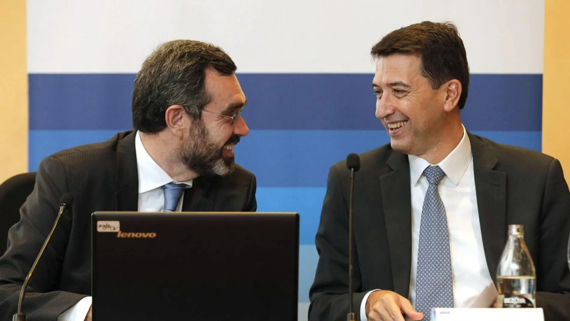 El economista jefe de Economías Desarrolladas BBVA (dcha), Rafael Doménech, conversa con el director territorial