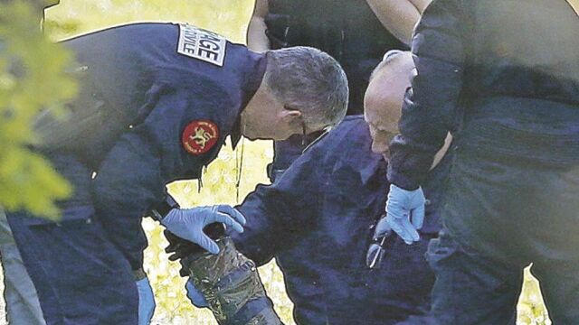 Imagen de archivo de la Policía francesa analiza armas levantando un zulo de ETA