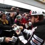 Fernando Alonso firma autógrafos en el circuito de Spa