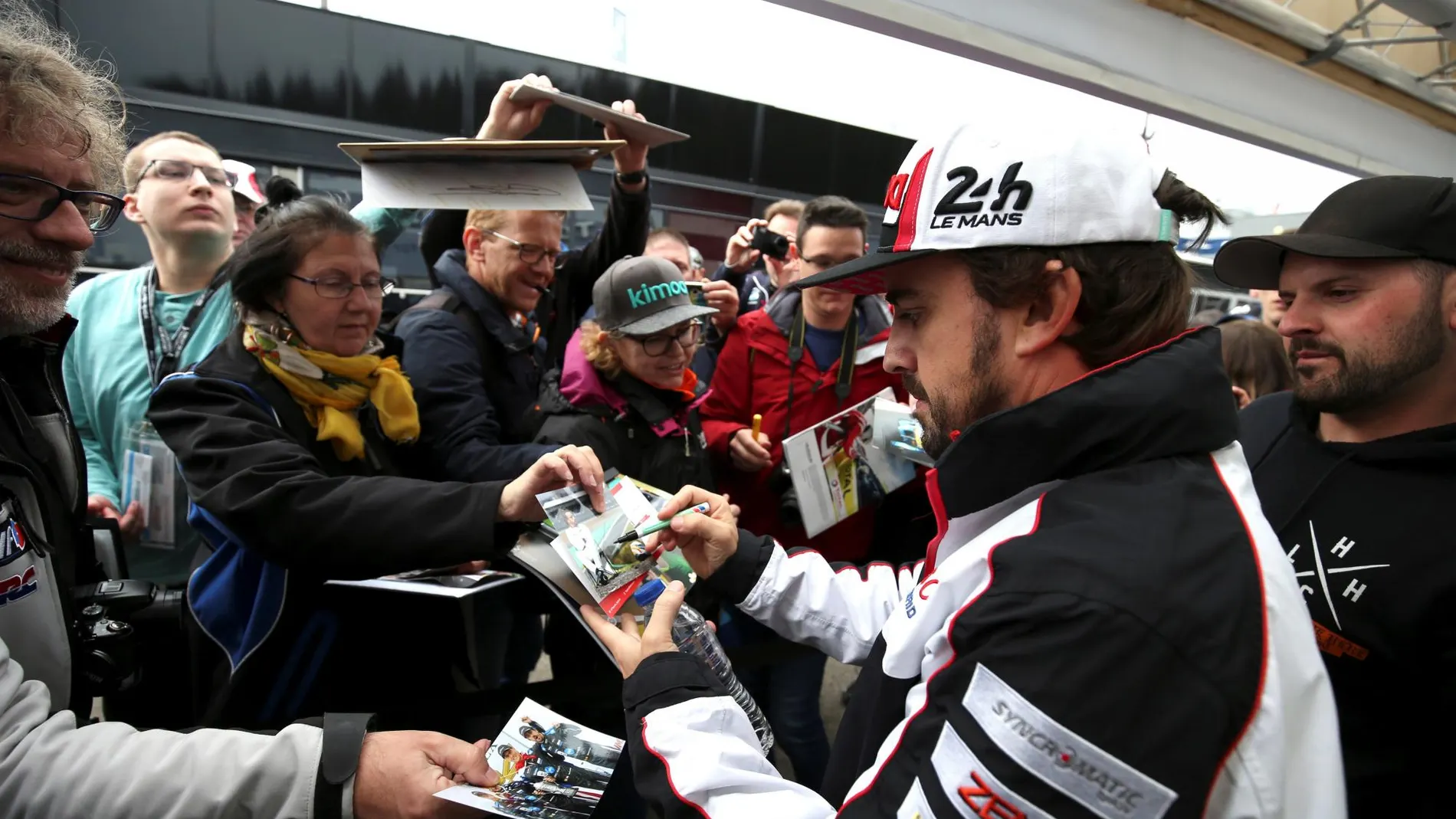 Fernando Alonso firma autógrafos en el circuito de Spa