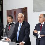 José Manuel García-Margallo, junto al alcalde de Algeciras, José Ignacio Landaluce, el presidente de la Mancomunidad de Municipios del Campo de Gibraltar en Algeciras (Cádiz), Luis Ángel Fernández, y el delegado del Gobierno en Andalucía, Antonio Sanz