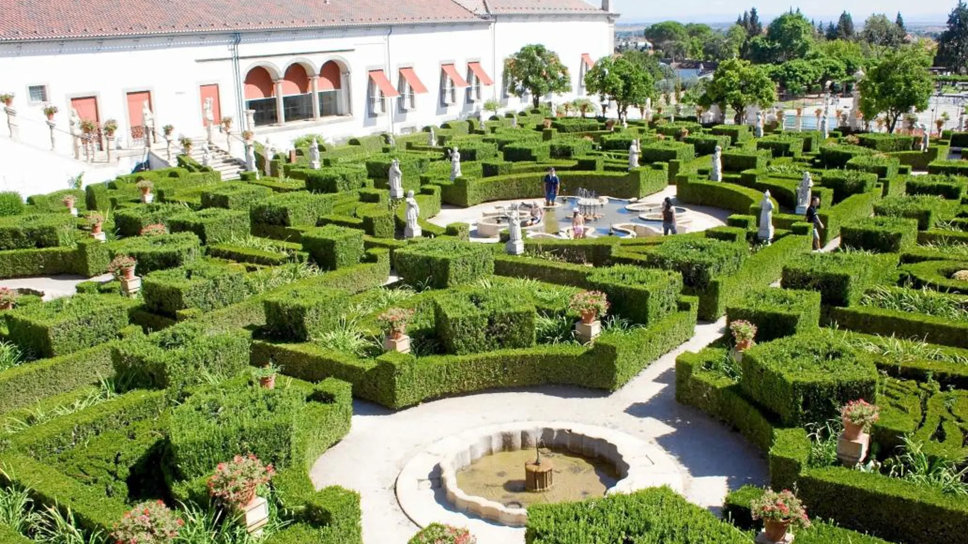 Imagen del jardín del Paso Episcopal en la localidad de Castelo Branco