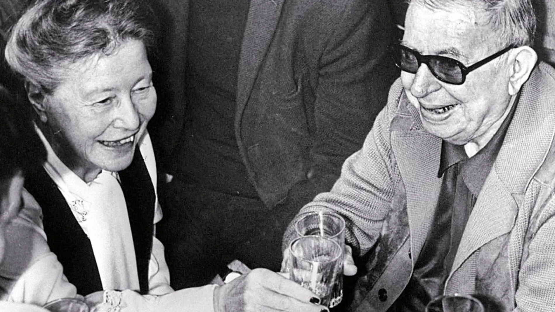 Simone de Beauvoir, junto a Jean Paul Sartre. Giulio Meotti los menciona ambos en su artículo «El 68 de los pedófilos»