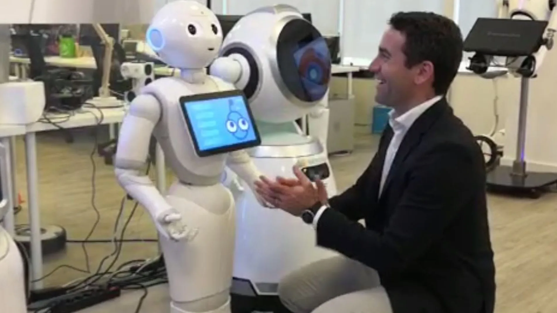 El robot que pide el voto para Pablo Casado