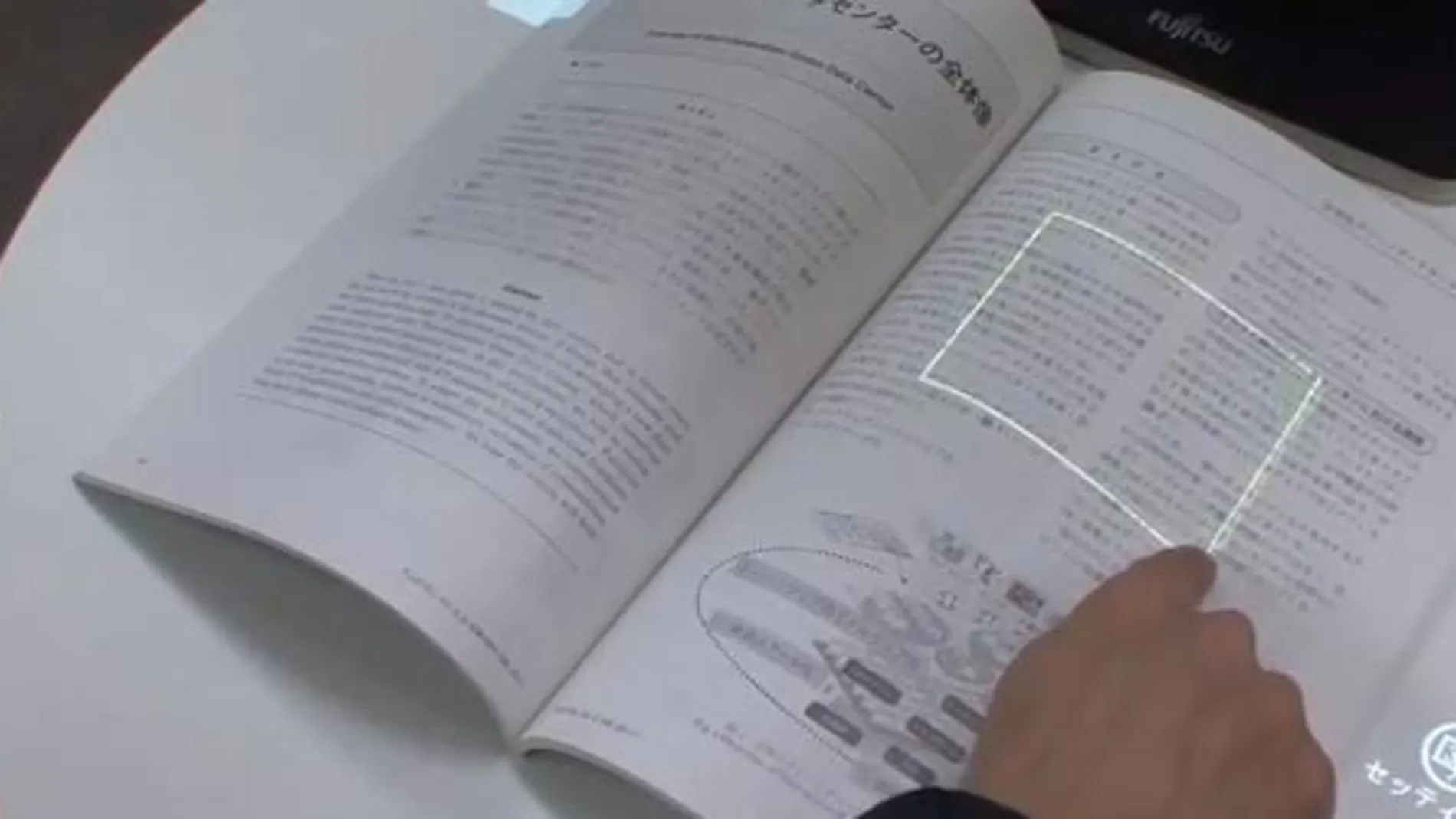 Idean un sistema para convertir un libro en pantalla táctil