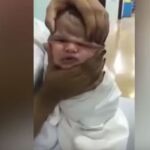 Momento en el que aprietan la cara de un bebé para arrugársela y reírse de su aspecto
