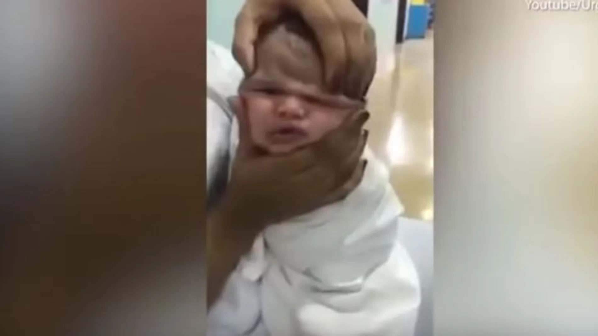 Momento en el que aprietan la cara de un bebé para arrugársela y reírse de su aspecto