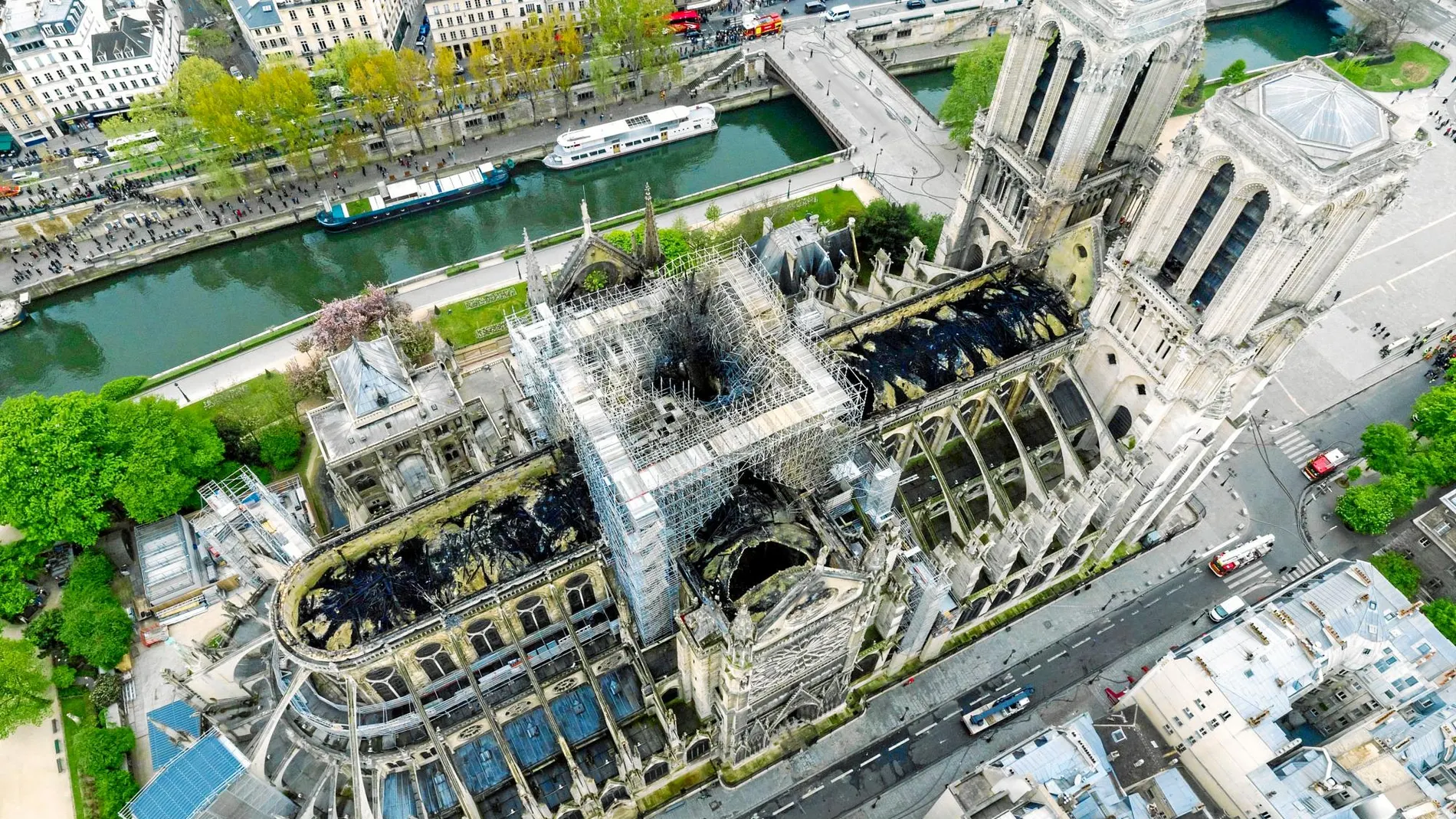 Impresionante vista aérea de la catedral de Notre Dame donde se pueden apreciar perfectamente los estragos causados por el incendio del pasado día 15. Foto: Gigarama.ru