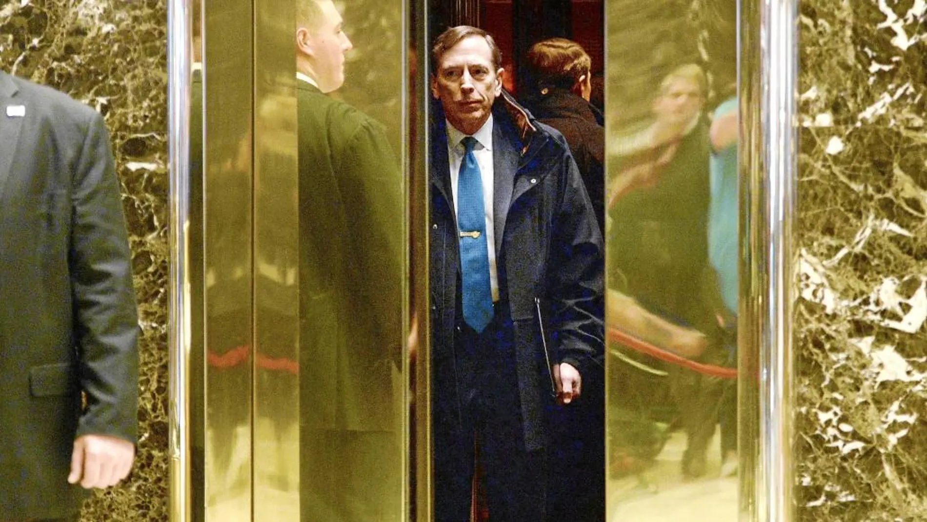 El ex director de la CIA David Petraeus, candidato a la Secretaría de Estado, acudió ayer a la Torre Trump