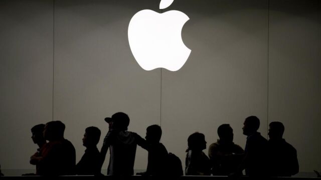 Jóvenes haciendo cola la pasada semana para adquirir los modelos de los nuevos iPhone