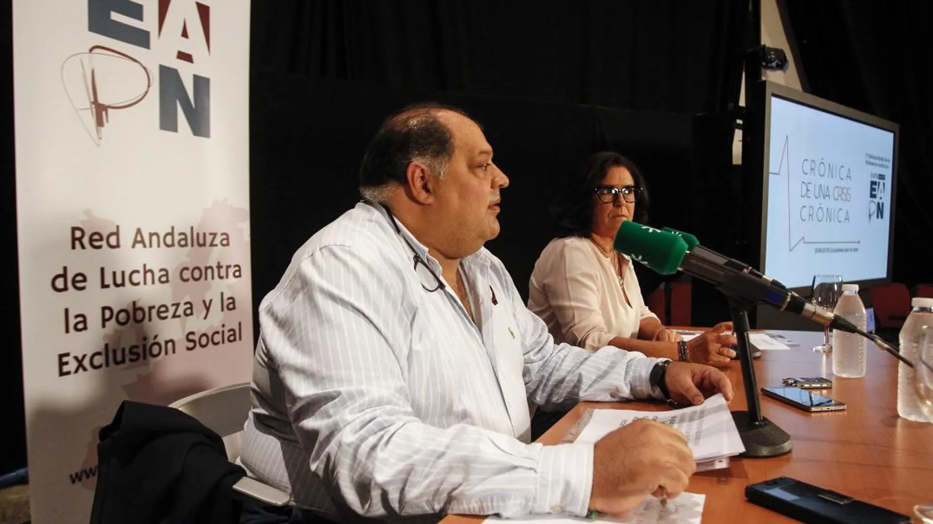 El presidente de EAPN-A, Juan Reyes, y la vocal de la entidad, Susana González, ayer en la presentación del informe / Foto: Manuel Olmedo