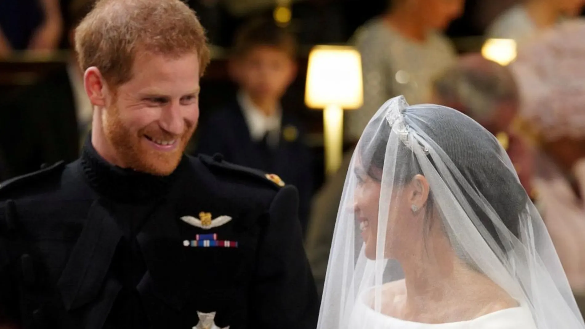 El príncipe Harry mira sonriente a Meghan/Foto: Reuters
