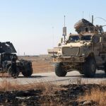 Fuerzas estadounidenses patrullan tras tomar el control del barrio oriental de Kukyeli, al este de Mosul.