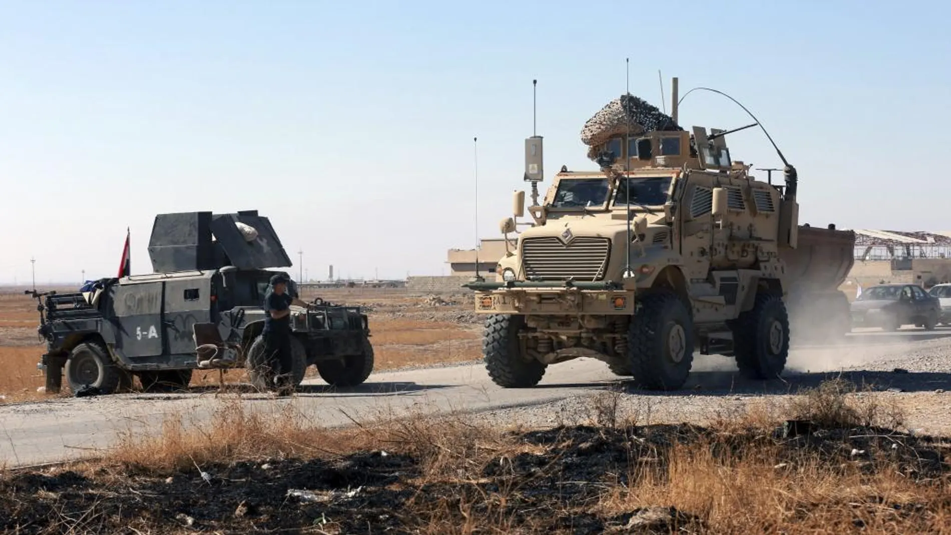 Fuerzas estadounidenses patrullan tras tomar el control del barrio oriental de Kukyeli, al este de Mosul.