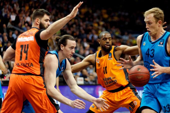Los jugadores del Valencia Basket, Bojan Dubljevic (i) y Will Thomas, tratan de detener el avance de los del Alba Berlín, Luke Sikma y Dennis Clifford. Foto: Efe