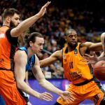 Los jugadores del Valencia Basket, Bojan Dubljevic (i) y Will Thomas, tratan de detener el avance de los del Alba Berlín, Luke Sikma y Dennis Clifford. Foto: Efe