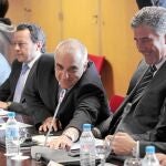El empresario Victorino Alonso, en el centro de la imagen, durante la reunión de ayer, en el Ministerio de Industria