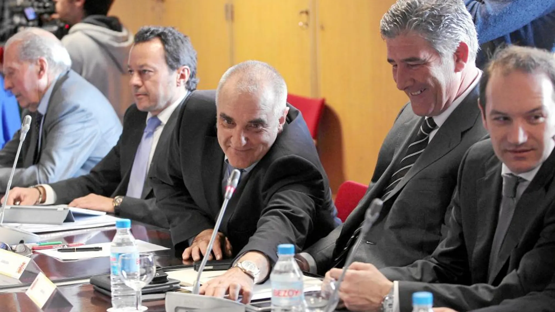 El empresario Victorino Alonso, en el centro de la imagen, durante la reunión de ayer, en el Ministerio de Industria