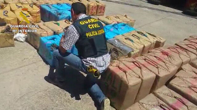 Un agente analiza los fardos de droga incautados
