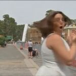Un camión se lleva por delante la meta de una carrera ciclista en Australia
