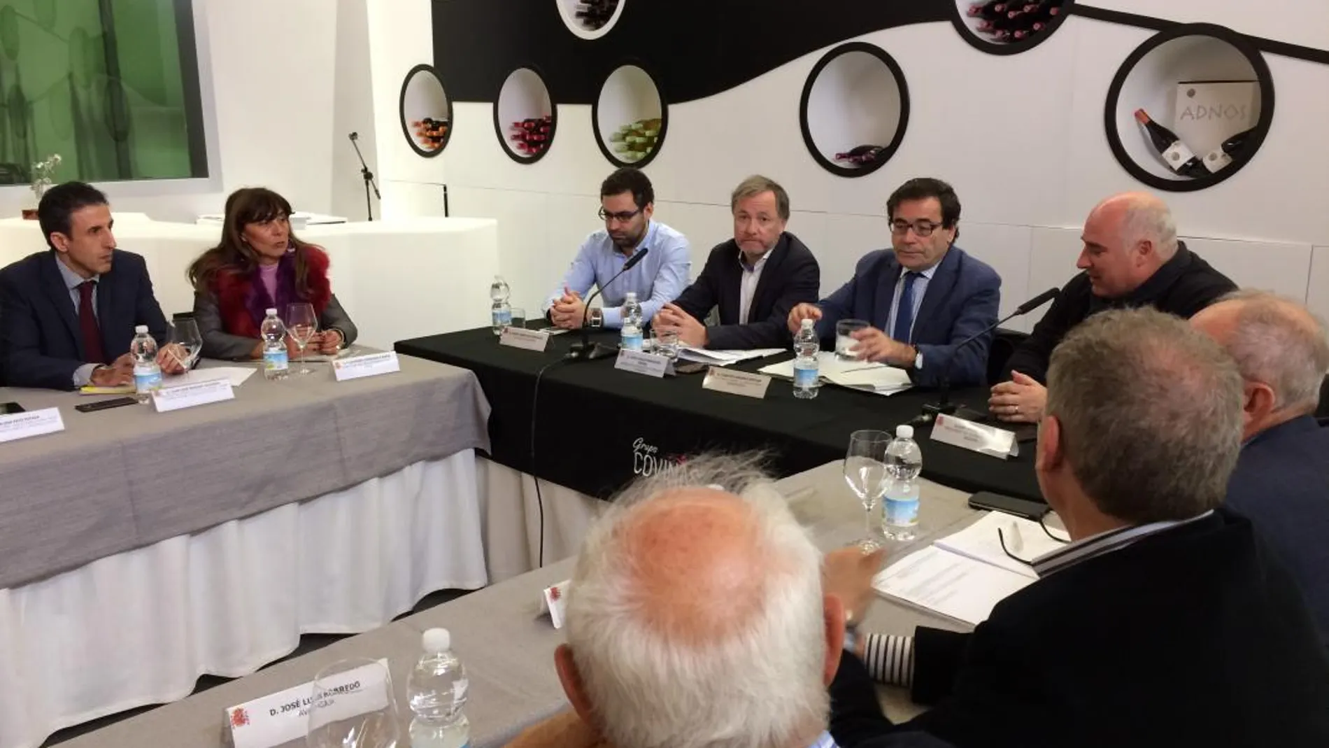 Moragues y Cabanas explicaron ayer al sector del cava valenciano la resolución del Ministerio