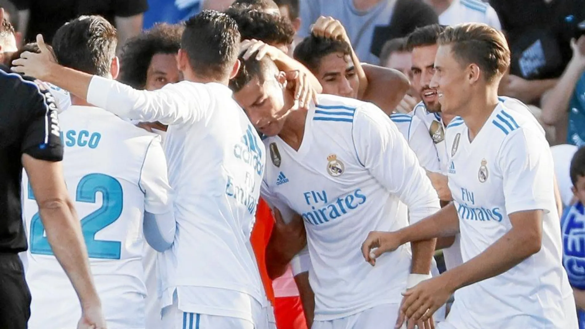 Cristiano celebró con rabia su primer gol en la presente Liga y fue rodeado por sus compañeros