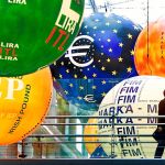 Unos globos con los nombres de las divisas de algunos países europeos adornan un mercado en París, en 1998