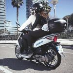 En la imagen, una moto en la ciudad