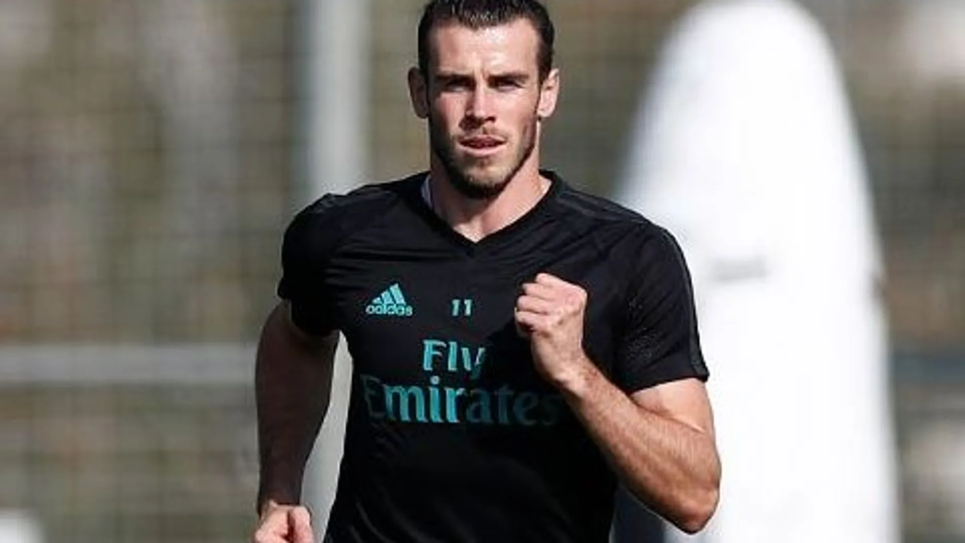 Bale cae antes de volver