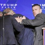 Dos agentes de seguridad evacúan a Donald Trump durante un mitin electoral, el sábado en Reno (Nevada), ante la sospecha de un hombre armado