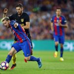 Leo Messi disputa un balón con Yannick Carrasco esta noche en el Camp Nou de Barcelona.