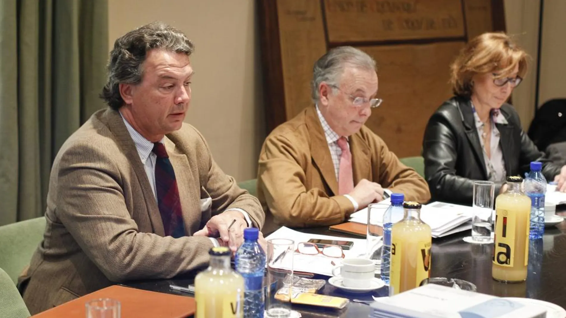 De izquierda a derecha, Carlos Núñez, presidente de la UCTL; Julio Pérez Tabernero, vicepresidente; e Isabel Carpio, secretaria general