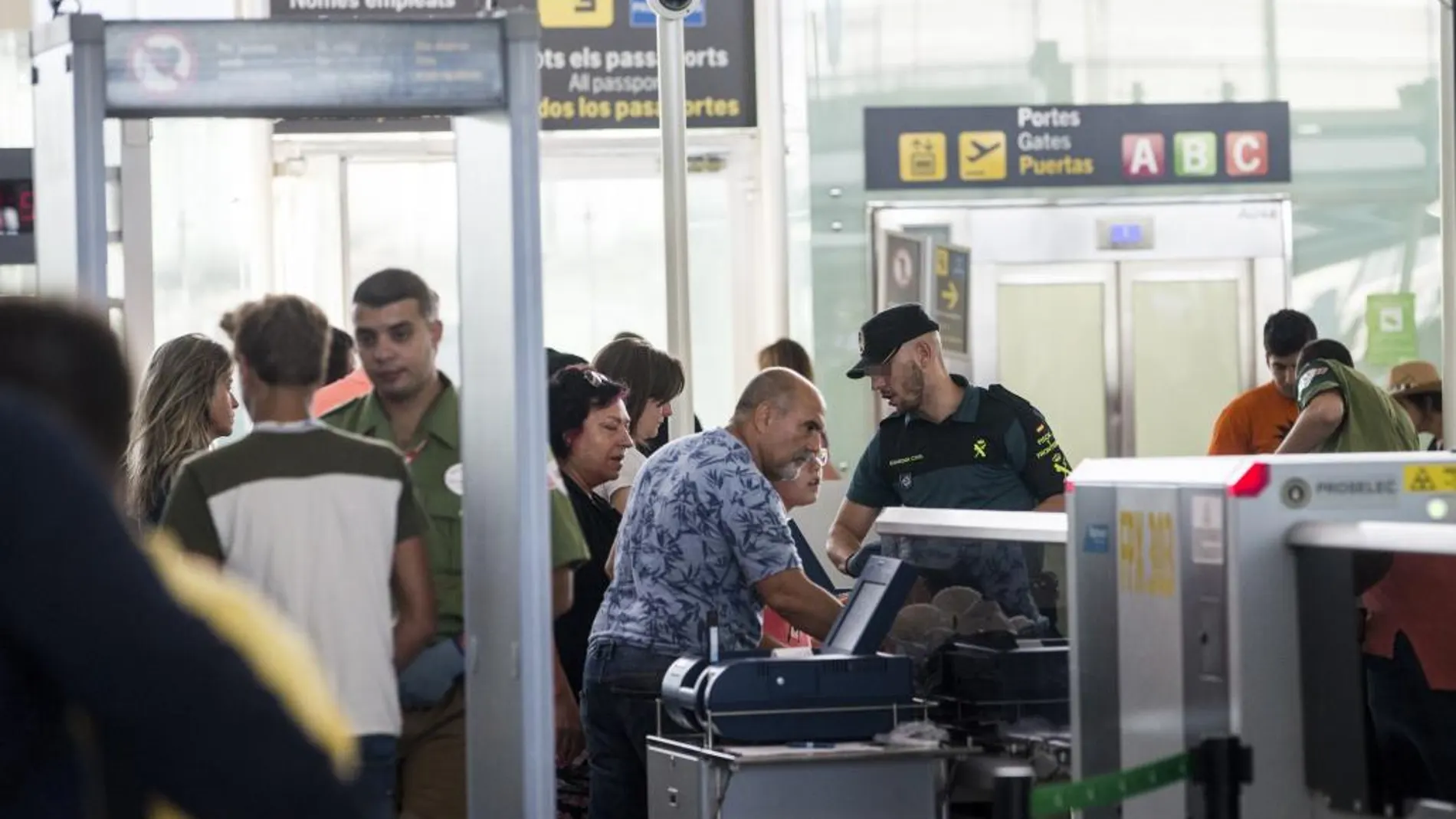 Efectivos de la Guardia Civil trabajan en los accesos a las puertas de embarque del aeropuerto de Barcelona-El Prat