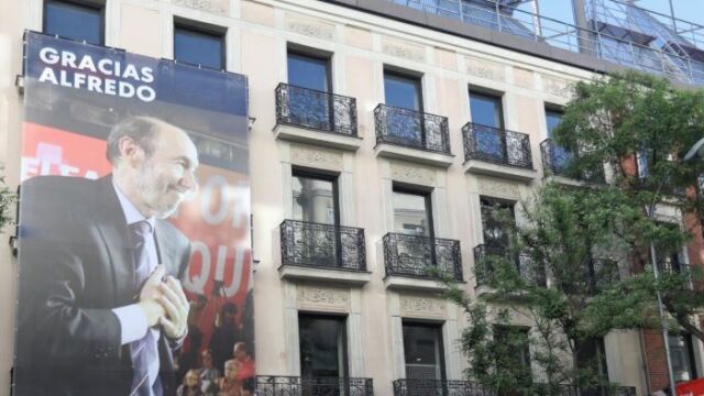 La lona sustituye al cartel de la campaña a las elecciones municipales, autonómicas y europeas del 26 de mayo.