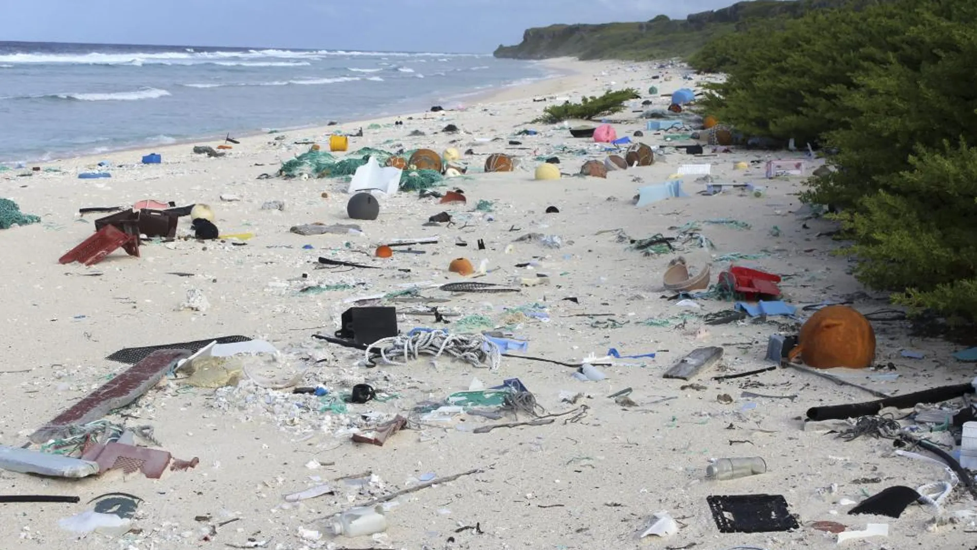 Una playa llena de basura, en una imagen de archivo /AP