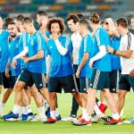 Marcelo, en el centro del grupo de la sesión del Real Madrid antes del partido de hoy