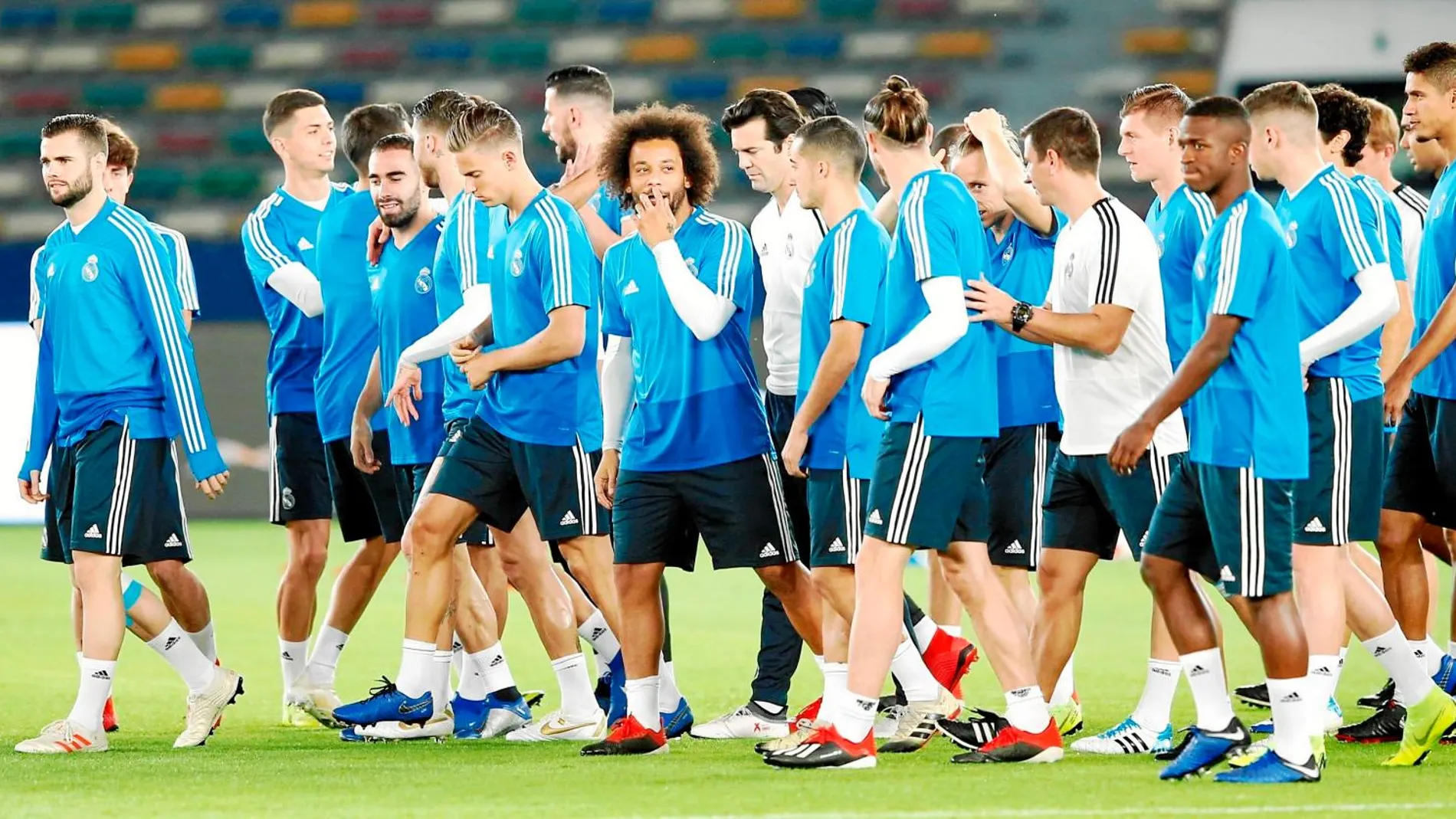 Marcelo, en el centro del grupo de la sesión del Real Madrid antes del partido de hoy