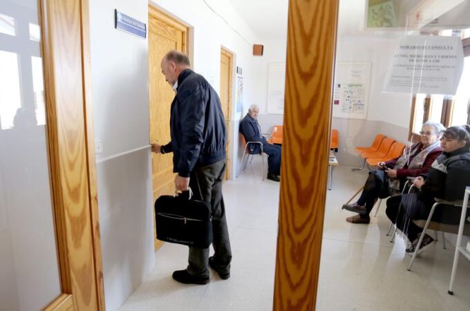 El médico de familia llega a su consultorio de Viloria del Henar, en Valladolid, donde le esperan varios pacientes