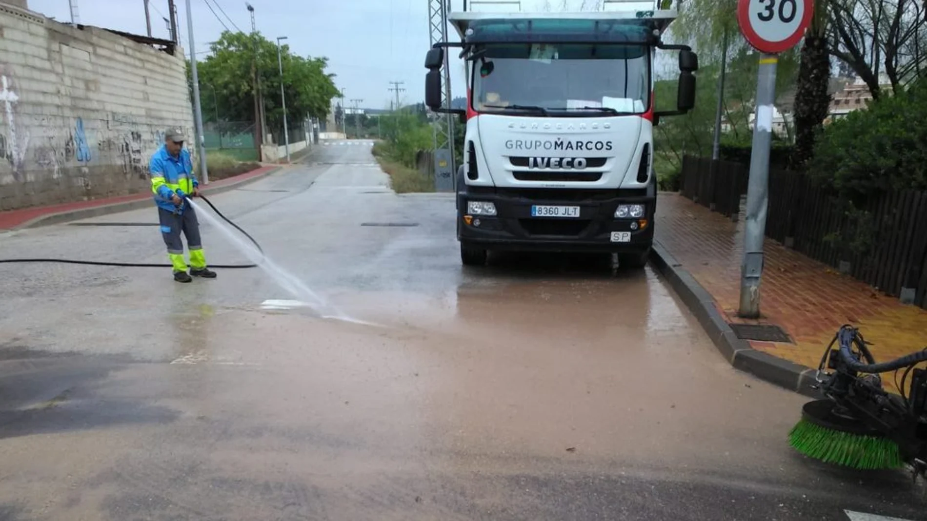 Los servicios de emergencias del 112 solo recibieron cuatro llamadas relacionadas con las lluvias. El Ayuntamiento de Murcia puso en marcha un dispositivo de seguridad y limpieza. LA RAZÓN
