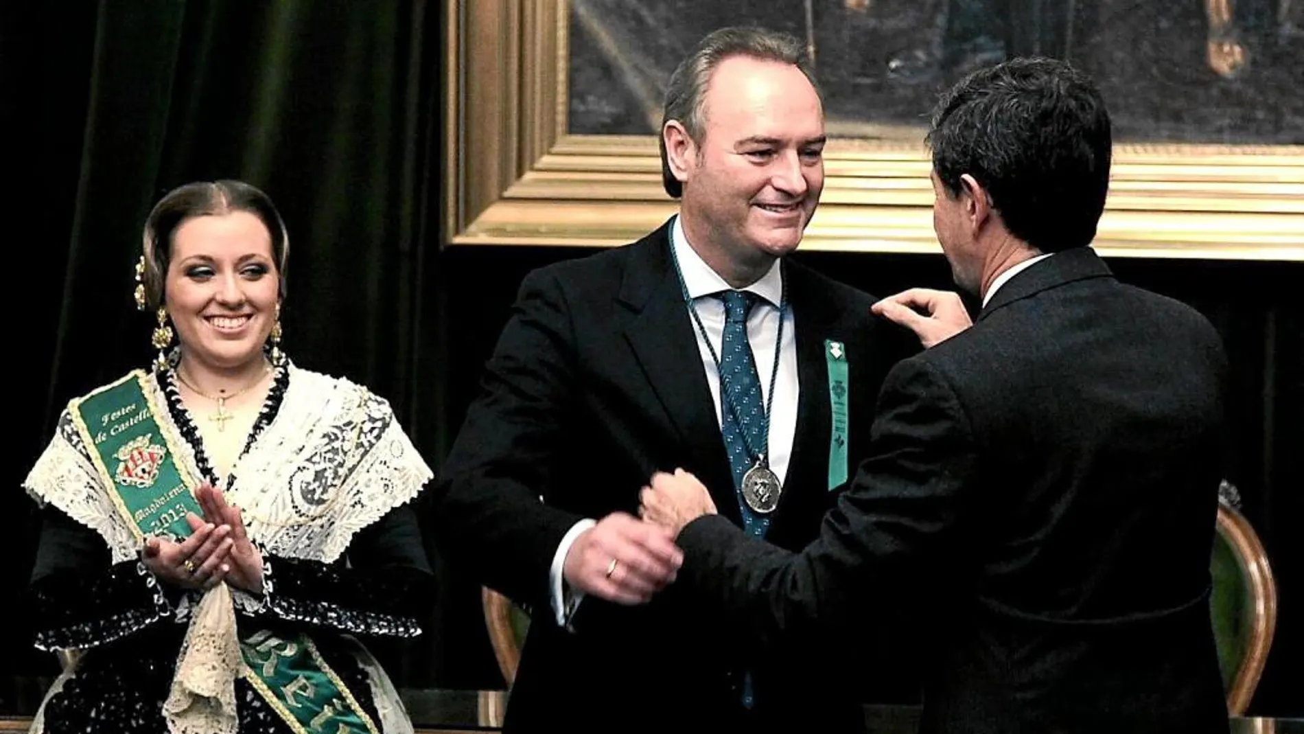 El presidente recibió ayer en Castellón la «medalla de les festes»