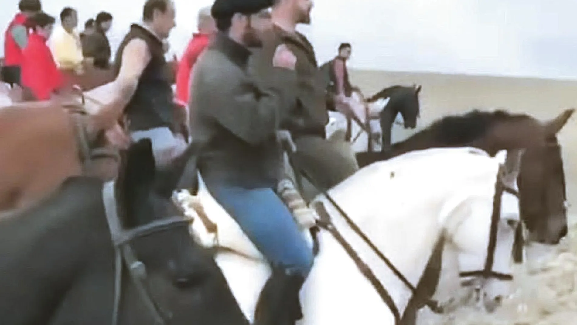 Morante cabalgando junto a Santiago Abascal para un vídeo de la formación. Fotos: Vídeos de VOX