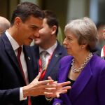 El presidente del Gobierno, Pedro Sánchez, habla con la primera ministra británica, Theresa May, durante la cumbre europea / Ap