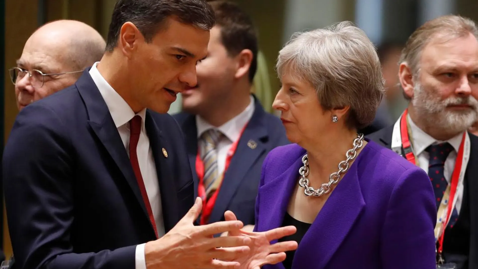 El presidente del Gobierno, Pedro Sánchez, habla con la primera ministra británica, Theresa May, durante la cumbre europea / Ap