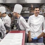 Ramón Freixa, de frente, en un momento de relajo en la cocina junto a todos sus ayudantes