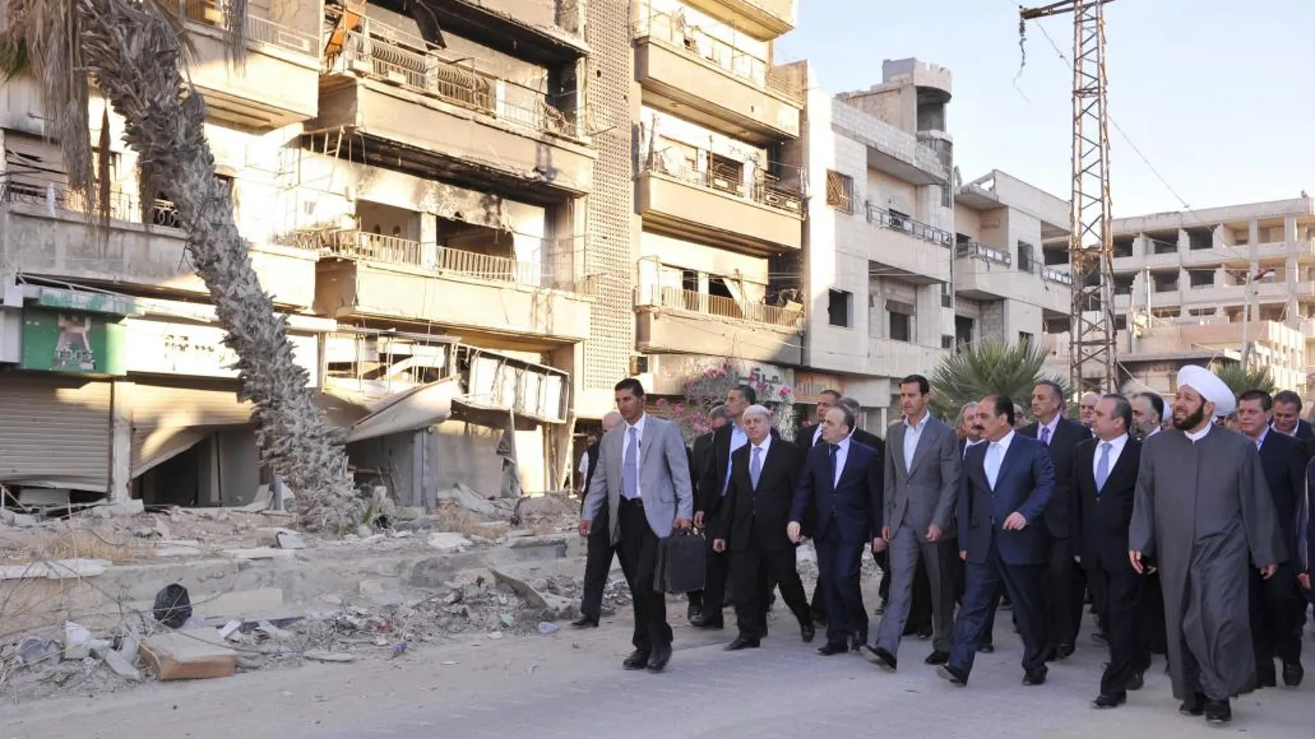 Bachar al Assad pasea por una calle de Daraya