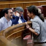 El coordinador federal de IU Alberto Garzón (i) y el líder de Podemos, Pablo Iglesias, durante el pleno del Congreso de los Diputados. EFE/Juan Carlos Hidalgo