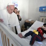 Francisco con uno de los niños hospitalizados