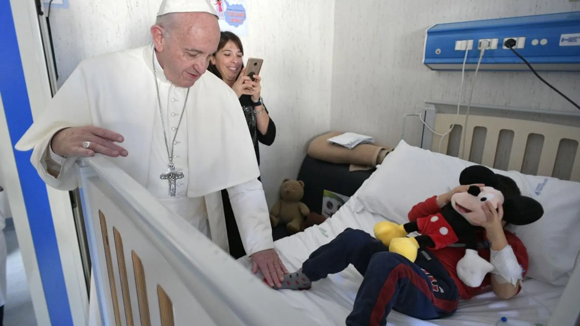 Francisco con uno de los niños hospitalizados